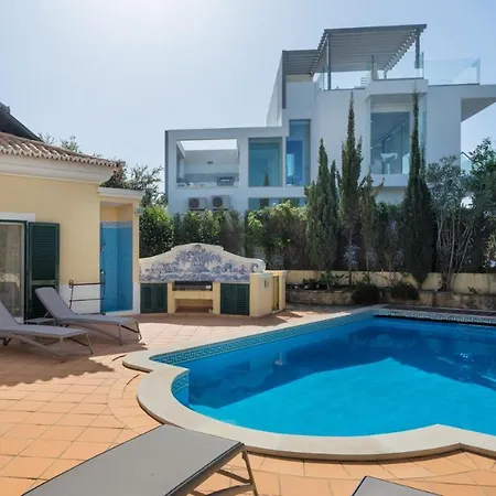 Villa Sleeps 4 With Pool Air Con And Wifi